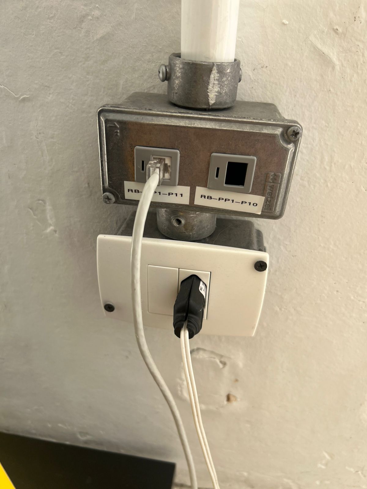 Cabo de rede e energia conectados